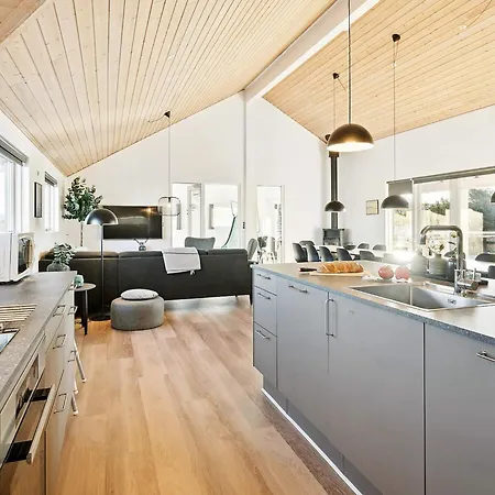 Luxury Pool Retreat By Sea - By Traum Feriehus Harboør