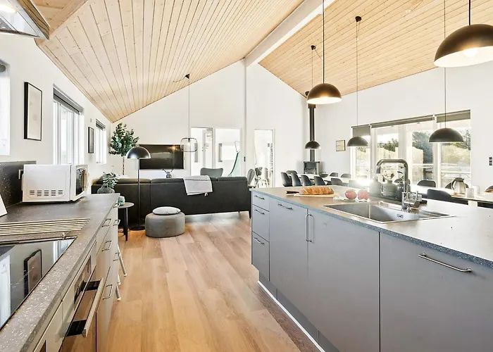 Luxury Pool Retreat By Sea - By Traum Holiday home Harboor